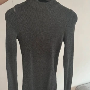 Grå ribbad tröja - Köpt secondhand, men den var för liten för mig. Fint skick!
