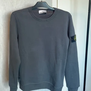  Stone island tröja - Oanvänd stone island hoodie. Grå. Storlek S