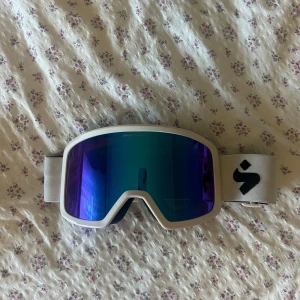 Skidglasögon - Blå/lila skidglasögon köpta på stadium och endast använda en vecka så i mycket bra skick!🩷