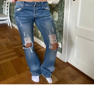 Lågmidjade jeans med hål - Säljer dessa ursnygga lågmidjade jeansen med hål då dem tyvärr inte passar mig. Knappen är borta men väldigt lätt att sy på en ny (därav priset)💞 Hör av er vid intresse eller frågor, pris går att diskutera vid snabb affär 💞