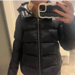 Vinterjacka  - intressekoll på min colmar jacka vinterjacka! Den är förtillfället slutsåld. Säljer endast ifall jag får 3000 för då jag köpt den för 5900 och den endast är 1 år gammal. Knappt använd! Storleken är Italiensk 44 motsvarar S/M svenskt💕💕