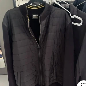 Barbour cardigan   - Säljer en barbour cardigan i nyskick endast använd 3 gånger storleken är Xl min sitter som M/L