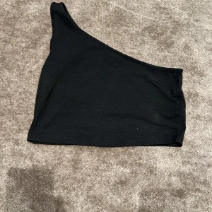 Linne - Ett jätte snygg linne i färgen svart😍 Priset kan diskuteras 😍🥰