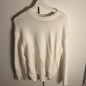 Vit stickad tröja  - Supermysig stickad tröja!! 
