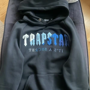 Trapstar Hoodie - M passar L , Man kan sy den jätte lätt där den är lite av! Men inga problem inget annat är fel med hoodie!!