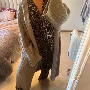 Lång kofta - Lång oversized kofta i storlek M m, lite nopprig 