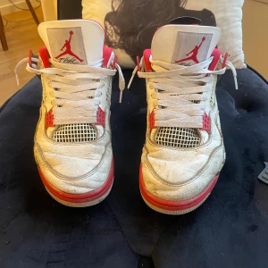 Jordan 4  - Jordan 4, använt, går att fixa crease och limma sidan så det sitter fast! Och om man har tid man målar de lätt! Kolla YouTube! Och där bak även kan man limma fast den igen, storlek 44 passar 43