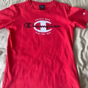 Champion t-shirt röd - Storlel XL i barn storlek mycket bra skick   