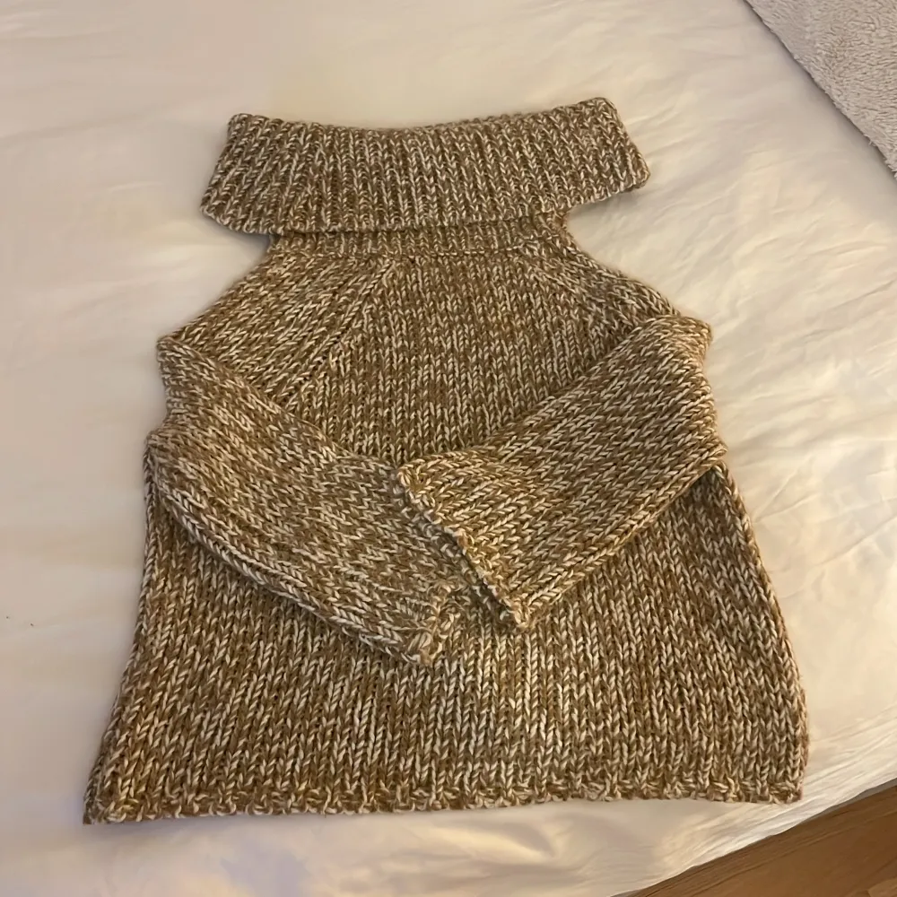 Säljer en supermysig beige stickad polotröja från Michael Kors. Perfekt för kyliga dagar med sin tjocka krage och långa ärmar. Tröjan har en härlig melerad look med inslag av vitt och brunt. Passar perfekt till både jeans och kjol för en avslappnad men stilren look. 🧶✨. Neuletakit & Villapaidat.