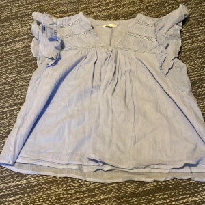 Gina young blus - En blå fin blus från Gina young,använt 2-3 gånger 