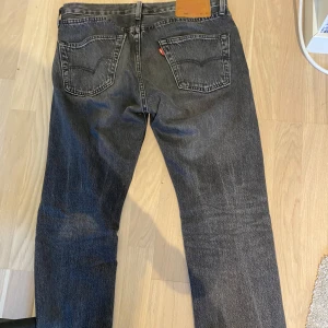 Levis 501 30/32 - Väldigt fina jeans som knappt är andvända. Inga defekter o nypris är 1200. Mitt är endast 400. Tveka inte att höra av er vid funderingar.