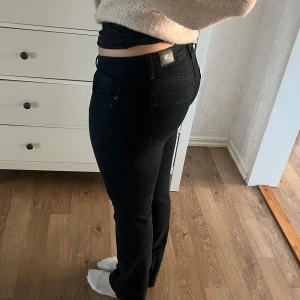 Lågmidjade Ltb jeans  - Jag säljer ett par svin snygga lågmidjade ltb jeans i modellen ”valerie”. Jeansen är väldigt mörka marinblå/svarta i tvätten. Så så snygga och är helt oanvända. Dom passade inte mig o råkade tyvärr ta bort lappen på dom❣️💌Nypris: 700kr (LÅNAD BILD)