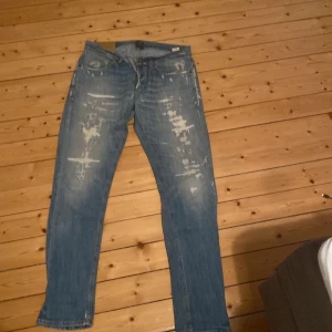 Dondup George jeans  - Säljer nu dessa feta dondup jeans med slitningar och feta hål kom i dm för mer frågor