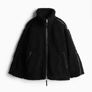 Pilejacka från H&M 🖤 - Den svarta pile jackan från H&M i storlek L🖤 har fortfarande prislappen i då den aldrig använts. Säljer även denna på Vinted (billigare frakt där)