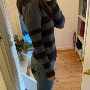 Fred perry tröja ✌️  - Säljer den här tröjan från fred perry med fina armar, skriv förfler frågor!🤍