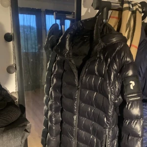 Peak performance  - Säljer denna jacka för att den ej kommer till användning längre. Mycket bra skick👍