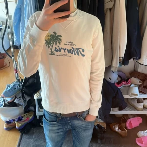 Morris Hotel Pelicano Tröja - | Morris Hotel Pelicano tröja | Fint skick |  | Nypris runt 1199kr | Modellen är 176 och väger 56kg | Storlek Small | Fraktar spårbart via PostNord eller Instabox på köparens bekostnad | Frågor eller funderingar så hör av dig | Mvh JacobsCloset 