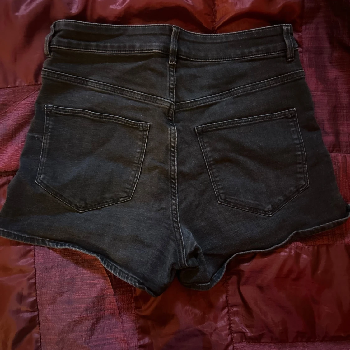Svarta högmidjade jeansshorts - 90