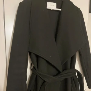 Vila kappa  - En fin svart kappa. Väldigt bra skick. Säljer ut mycket då jag rensar garderob. 