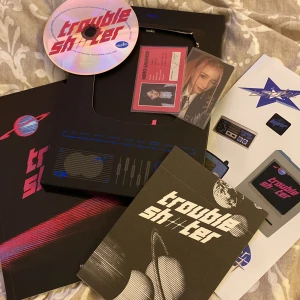 Kep1er album trouble shooter - Allt på bilden följer med, har några skador (sista bilden). Skiva, klistermärken, photobook, lyricsbook och 2 photocards.💕