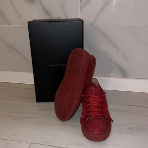 RÖDA giuseppe zanotti - Skick 8/10 anävänd några gånger allt OG medföljer pris kan diskuteras