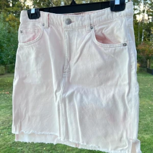 Jeanskjol - En ljusrosa jeanskjol från H&M. Har varit vit från början men jag har färgat den själv 🩷  Storlek 36 och sann till storleken.  Längd: 42 cm Midja: 76 cm
