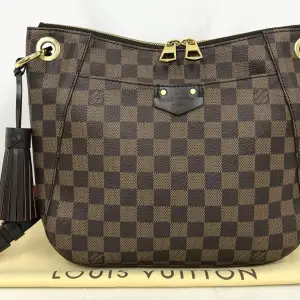 Louis Vuitton Damier Southbank in excellent condition rigorously inspected to ensure quality. 