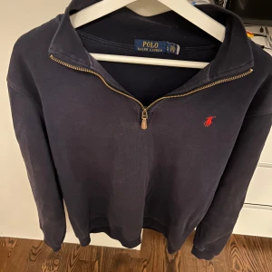 Polo Ralph Lauren tröja (storlek M-L) - Säljer denna polo tröja i bra skick då den inte riktigt passar. Priset är inte satt i sten så är öppen till förslag. Storlek L men passar mer till M. Nypris ca 1600 kr.