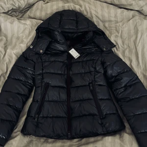 ny jacka lager 157 xs  - säljer nya jackan ”nikki” från lager 157 i färgen blå då jag behöver annan storlek💙 stl xs!