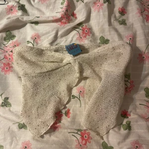 Vit tröja  - Tröja köpt i Paris på pull & bear