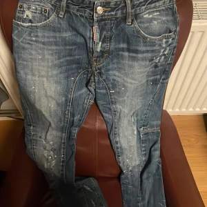 Dsquared2 jeans - Den är i bra skick storlek 48 har använt dem max 5-6 gånger Priset kan diskuteras vid snabb affär 