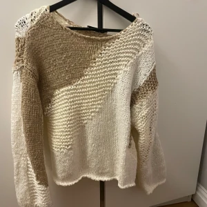 Tröja - En jättesnygg tröja från zara som använts bara en gång! Jättefina färger nu till hösten! 