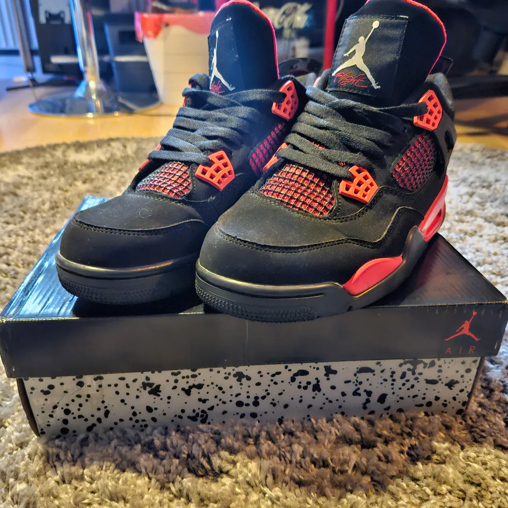 Jordan 4 red thunder stl 41. Skor.