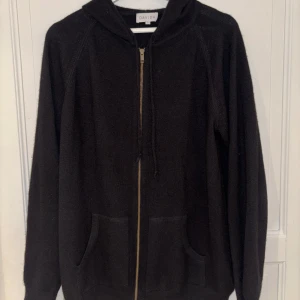Kashmir hoodie  - Hoodie i 100% Kashmir från Davida i storlek L. Bra skick, använd några gånger men inget man märker av. Bara att du hör av dig vid fler frågor. 