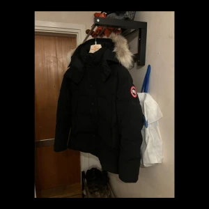 Canada Goose MacMillan S - Säljer en riktigt fin MacMillan i färgen svart. Använd väldigt sparsamt under 1 vinter. Inga skador eller defekter. Storlek S, stor i storleken