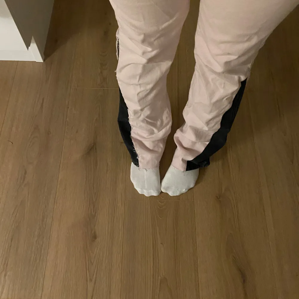 Skit snygga lågmidjade jeans ifrån zara. Har sytt om till bootcut❣️ Midjemått 35 cm Innerbenslängd 76-78cm Pris kan diskuteras❤️. Jeans & Byxor.