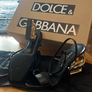 Klackskor  - Bra skick, använt bara 2 gånger.  packet och påse till skorna finns.  Samt kvitto från köpte farfetch som identifierar att det är äkta och vad dom kostar 