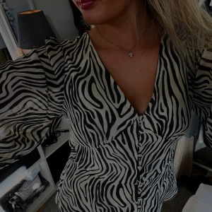 Zebrablus - Supersnygg blus i zebramönster, en av bandet på knapparna har lossnat men jag brukar bara knyta de sås syns de knappt❣️(sista bilderna) Frakt:46kr