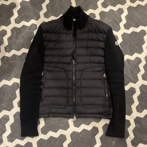 Moncler Cardigan - Hej, säljer en moncler cardigan då den är för liten. Skick 9/10 inga skador eller liknande. Skriv för mer bilder eller info!✌️