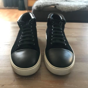 Lanvin sneakers - Säljer dessa feta lanvin sneakers perfekta till kallare dagar skick:10/10 nypris:5200kr knappt använda