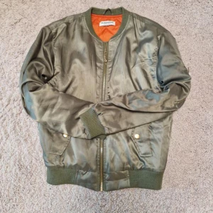 Bomberjacka från glamorous - bomberjacka från glamorous i strl XS Använd fåtal gånger o är i nytt skick💞 Nypris: 899kr Mitt pris: 500kr Pris kan diskuteras vid snabb affär :)