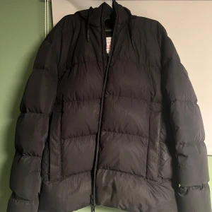 GANT jacka Alta down  - Säljer min Gant Alta down vinterjacka i storlek XL. Jätteskön jacka som håller värmen rejält och som även klarar av regn. Skicket är 9/10.  Den är slutsåld överallt så svår att få tag på