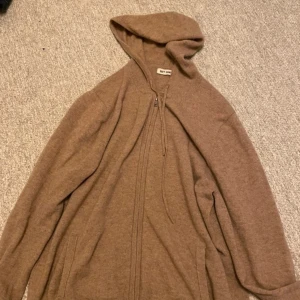 Soft Goat tröja  - En soft goat zipp hoodie i 100% cashmere. L men sitter som M Fint skick öppen för bud vid snabb affär.