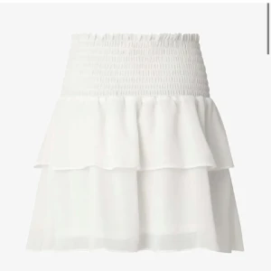 Chelsea Volang Kjol - Trendig Volang Chelsea Kjol, knappast använd storlek S passar nog Xs också💓perfekt till sommarn, våren men även nu på hösten med ett par tajts under💓