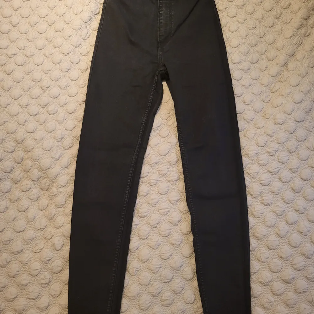 Svarta skinny jeans från Bershka. Storlek 36, dock de är små i storlek. Använd 2 gånger.. Jeans & Byxor.