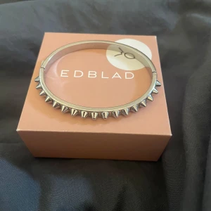 Edblad armband - Säljer mitt fina edblad armband då den inte kommer till användning hos mig💕💕 köpt för 599kr från edblads hemsida. Boxen tillkommer 💕🫶🏻