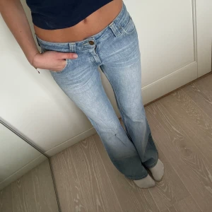 Lowwaist bootcut  - Supersnygga lågmidjade bootcut jeans från Lee💕 sparsamt använda, midjemått 36 rakt över och innerbenslängd 85 (jag är 175)