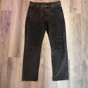 Loose jeans - Ett av mina favoritpar som tyvärr gått sönder i grenen. Riktigt snygga jeans som den hantverkskunnige vill ge sig på att laga.  Kontakta mig om du vill ha mått 📐