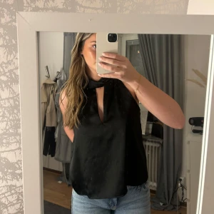 Festtopp - Trendig och slutsåld topp från zara. Halterneck med en fin detalj💕