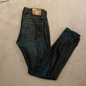 Säljer ett par riktigt feta replay jeans (hårdare material). De är storlek 31,32 och är i mörkblå färg. En hälla på baksidan har gått sönder lite men har inte pallat fixa. Hör av er vid frågor eller funderingar.